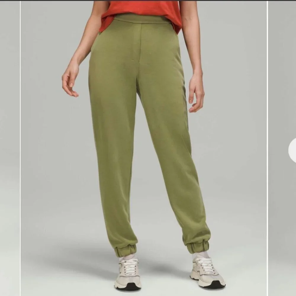 Lululemon Softstreme Relaxed High‎ Rise Pant Size 4